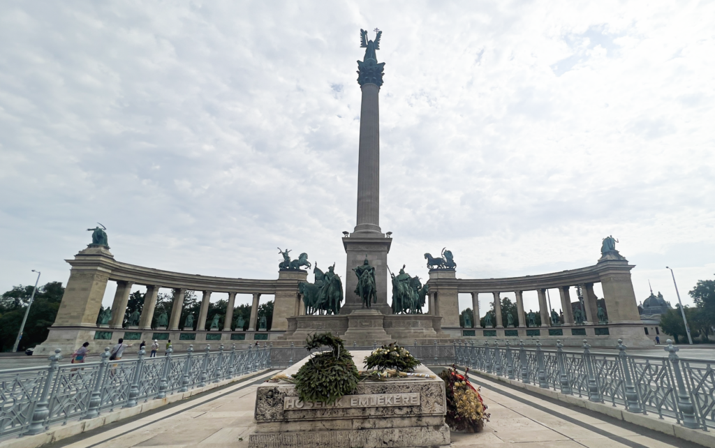 Heltepladsen i Budapest, Hősök tere, seværdigheder i Budapest, oplevelser i Budapest, historiske pladser i Budapest, monumenter i Budapest, kultur i Budapest, berømte pladser i Ungarn, sightseeing i Budapest, arkitektur i Budapest, Millennium-monumentet, statueparken i Budapest, turistattraktioner i Budapest, UNESCO-seværdigheder i Budapest, fotospots i Budapest, must-see i Budapest.