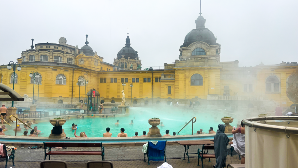 Széchenyi termiske bad, termalbad i Budapest, spaoplevelser i Budapest, seværdigheder i Budapest, oplevelser i Budapest, wellness i Budapest, varme kilder i Budapest, historiske bade i Budapest, afslapning i Budapest, kurbade i Budapest, udendørs pools i Budapest, tyrkiske bade i Budapest, helbredende bade i Budapest, must-see i Budapest, arkitektur i Budapest, spa- og wellness i Ungarn.