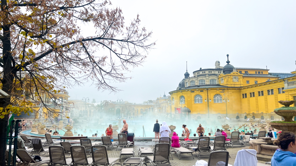 Széchenyi termiske bad, termalbad i Budapest, spaoplevelser i Budapest, seværdigheder i Budapest, oplevelser i Budapest, wellness i Budapest, varme kilder i Budapest, historiske bade i Budapest, afslapning i Budapest, kurbade i Budapest, udendørs pools i Budapest, tyrkiske bade i Budapest, helbredende bade i Budapest, must-see i Budapest, arkitektur i Budapest, spa- og wellness i Ungarn.