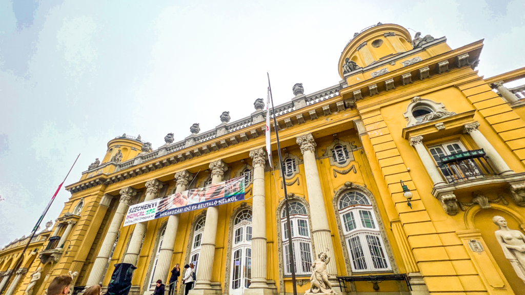 Széchenyi termiske bad, termalbad i Budapest, spaoplevelser i Budapest, seværdigheder i Budapest, oplevelser i Budapest, wellness i Budapest, varme kilder i Budapest, historiske bade i Budapest, afslapning i Budapest, kurbade i Budapest, udendørs pools i Budapest, tyrkiske bade i Budapest, helbredende bade i Budapest, must-see i Budapest, arkitektur i Budapest, spa- og wellness i Ungarn.