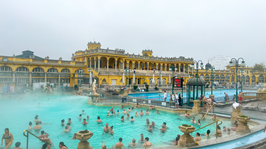 Széchenyi termiske bad, termalbad i Budapest, spaoplevelser i Budapest, seværdigheder i Budapest, oplevelser i Budapest, wellness i Budapest, varme kilder i Budapest, historiske bade i Budapest, afslapning i Budapest, kurbade i Budapest, udendørs pools i Budapest, tyrkiske bade i Budapest, helbredende bade i Budapest, must-see i Budapest, arkitektur i Budapest, spa- og wellness i Ungarn.