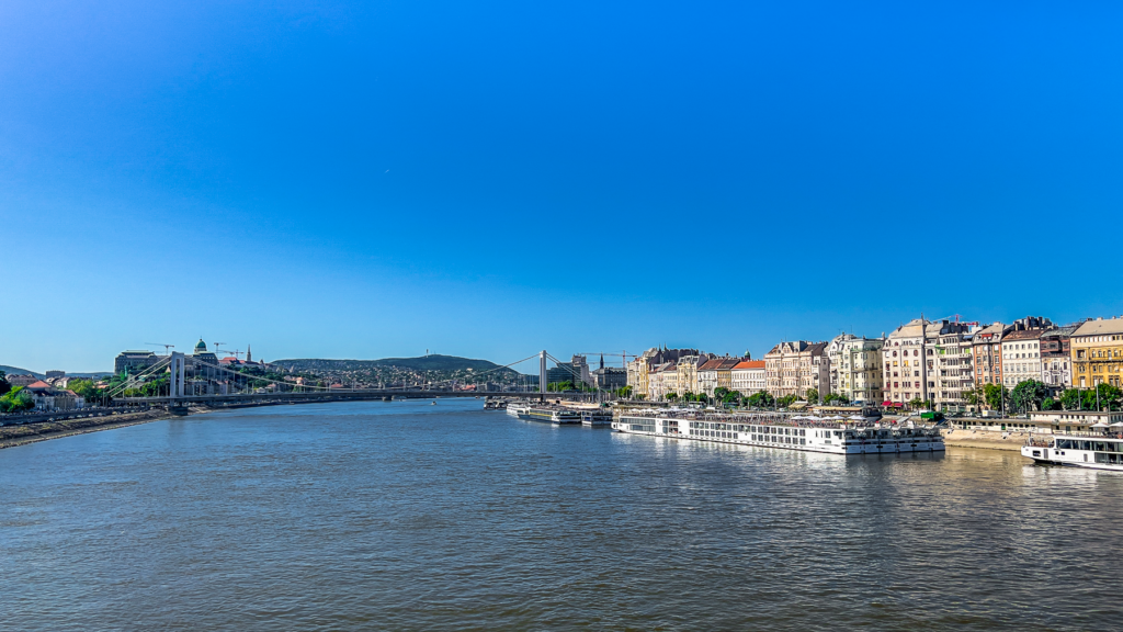 Budapest, hovedstaden i Ungarn, seværdigheder i Budapest, oplevelser i Budapest, kultur og historie i Budapest, Donau-floden gennem byen, Buda og Pest, must-see i Ungarn, arkitektur i Budapest, termiske bade i Budapest, Széchenyi og Gellért badet, historiske broer som Kædebroen, Matthias kirken og Fiskerbastionen, Parlamentet i Budapest, shopping og caféer i Budapest, natteliv og ruinbarer, UNESCO-verdensarv i Budapest, rejsetips til Budapest, romantiske oplevelser i Budapest, mad og vin i Ungarn.