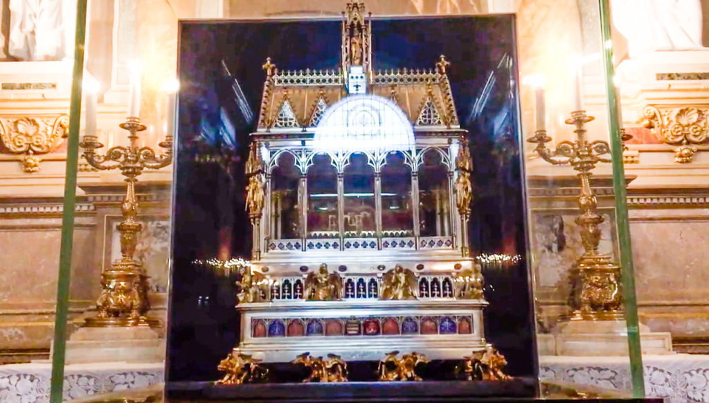 Budapest, Ungarn, Den hellige højre hånd, mumificeret hånd af Kong Stefan 1., Szent Jobb relikvie, Sankt Stefans Basilika i Budapest, Ungarns første konge, religiøse skatte i Ungarn, historiske relikvier i Europa, seværdigheder i Budapest, kristendom i Ungarn, pilgrimssted i Budapest, nationalhelgen i Ungarn, helligdom for Sankt Stefan, oplevelser i Budapest, unikke religiøse artefakter, kirkeskatte i Centraleuropa, ungarsk kulturarv, Kong Stefans hånd i Budapest.