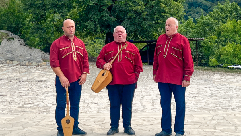 Georgisk Chakrulo, traditionel georgisk polyfonisk sang, UNESCO-kulturarv fra Georgien, georgisk folkemusik, kaukasisk flerstemmig sang, georgisk musikarv, polyfoni i Georgien, nationale sange i Georgien, kulturarv i Kaukasus, georgisk vokalmusik, historiske georgiske sange, must-hear georgisk musik, traditionelle fest- og krigssange, georgiske musiktraditioner, unikke flerstemmige sange, georgisk identitet gennem musik, georgisk folklore, nationale symboler i Georgien.