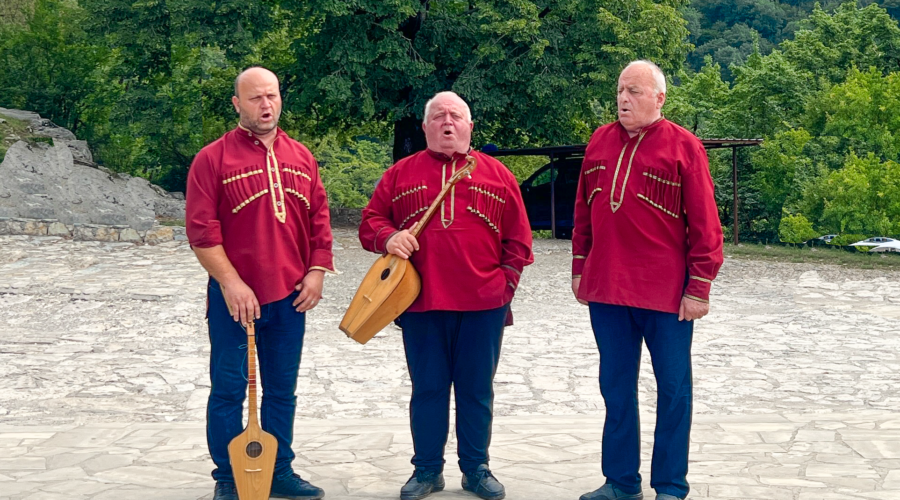 Georgisk Chakrulo, traditionel georgisk polyfonisk sang, UNESCO-kulturarv fra Georgien, georgisk folkemusik, kaukasisk flerstemmig sang, georgisk musikarv, polyfoni i Georgien, nationale sange i Georgien, kulturarv i Kaukasus, georgisk vokalmusik, historiske georgiske sange, must-hear georgisk musik, traditionelle fest- og krigssange, georgiske musiktraditioner, unikke flerstemmige sange, georgisk identitet gennem musik, georgisk folklore, nationale symboler i Georgien.