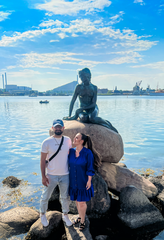 Den lille havfrue, seværdighed i københavn, gratis seværdigheder i København, Gratis opleveser i København, Købenahvn gratis oplevelser, hvad kan man se gratis i København, The little mermaid København, Hvor er den lille Havfrue, Den Lille Havfrue statue, seværdigheder i København, oplevelser i Danmark, berømte statuer i verden, H.C. Andersen eventyr, turistattraktioner i København, ikonisk vartegn i Danmark, must-see i København, Den Lille Havfrue på Langelinie, dansk kulturarv, skulpturer i København, historie om Den Lille Havfrue, Carl Jacobsen og Edvard Eriksen, klassiske figurer fra dansk litteratur, populære fotospots i København, eventyrstemning i København.