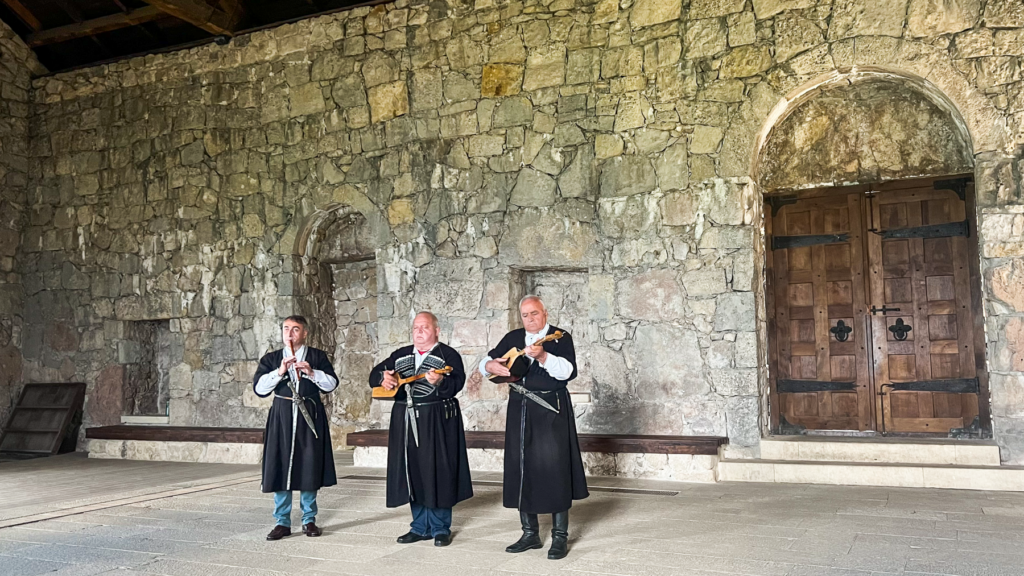 Georgisk Chakrulo, traditionel georgisk polyfonisk sang, UNESCO-kulturarv fra Georgien, georgisk folkemusik, kaukasisk flerstemmig sang, georgisk musikarv, polyfoni i Georgien, nationale sange i Georgien, kulturarv i Kaukasus, georgisk vokalmusik, historiske georgiske sange, must-hear georgisk musik, traditionelle fest- og krigssange, georgiske musiktraditioner, unikke flerstemmige sange, georgisk identitet gennem musik, georgisk folklore, nationale symboler i Georgien.