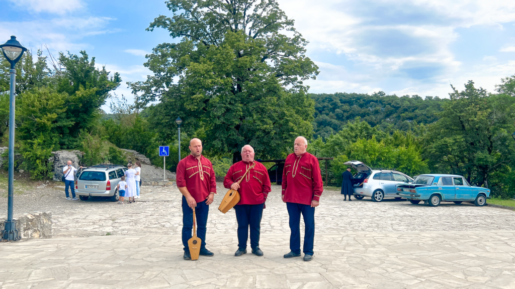 Georgisk Chakrulo, traditionel georgisk polyfonisk sang, UNESCO-kulturarv fra Georgien, georgisk folkemusik, kaukasisk flerstemmig sang, georgisk musikarv, polyfoni i Georgien, nationale sange i Georgien, kulturarv i Kaukasus, georgisk vokalmusik, historiske georgiske sange, must-hear georgisk musik, traditionelle fest- og krigssange, georgiske musiktraditioner, unikke flerstemmige sange, georgisk identitet gennem musik, georgisk folklore, nationale symboler i Georgien.