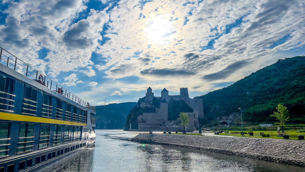 Golubac Fort, Golubac fæstning, middelalderfæstning i Serbien, historiske seværdigheder ved Donau, oplevelser i Serbien, borge og slotte i Serbien, sightseeing ved Donau, must-see i Serbien, historiske steder i Østeuropa, serbisk kulturarv, fæstninger langs Donau, gamle befæstede byer, rejseoplevelser i Serbien, middelalderlige forsvarsværker, serbiske vartegn, nationalpark Djerdap, Iron Gate og Golubac, flodkrydstogter på Donau.