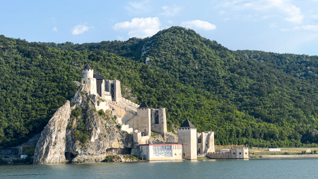 Golubac Fort, Golubac fæstning i Jernporten, middelalderfæstning ved Donau, historiske seværdigheder i Serbien, oplevelser ved Jernporten, sightseeing langs Donau, forsvarsværker i Serbien, gamle slotte i Østeuropa, must-see i Serbien, Djerdap Nationalpark, Donau-kløften, UNESCO-kulturarv i Serbien, rejseoplevelser ved Donau, middelalderarkitektur i Serbien, historiske slag ved Golubac, fæstninger langs Donau, Iron Gate og Golubac, serbiske vartegn, flodkrydstogter i Jernporten, strategiske forsvarsværker i Balkan.