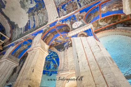 Göreme Open Air Museum, hulekirker i Cappadocia, UNESCO-verdensarv i Tyrkiet, historiske klippekirker i Göreme, byzantinsk kunst og fresker, kristne klostersamfund i Kappadokien, oplevelser i det centrale Tyrkiet, anatolsk kulturarv, seværdigheder i Cappadocia, kirker hugget i vulkansk sten, religiøs historie under jorden, must-see i Göreme, klippeformationer og hulearkitektur, Sankt Barbara og Tokali kirkerne, religiøse fresker fra middelalderen, kristen tilflugt i klippehuler, rejseoplevelser i Göreme-dalen.