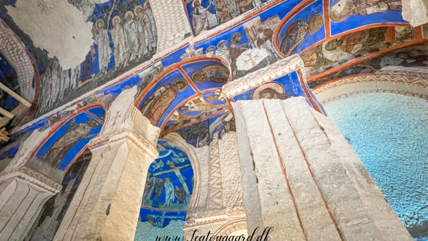 Göreme Open Air Museum, hulekirker i Cappadocia, UNESCO-verdensarv i Tyrkiet, historiske klippekirker i Göreme, byzantinsk kunst og fresker, kristne klostersamfund i Kappadokien, oplevelser i det centrale Tyrkiet, anatolsk kulturarv, seværdigheder i Cappadocia, kirker hugget i vulkansk sten, religiøs historie under jorden, must-see i Göreme, klippeformationer og hulearkitektur, Sankt Barbara og Tokali kirkerne, religiøse fresker fra middelalderen, kristen tilflugt i klippehuler, rejseoplevelser i Göreme-dalen.