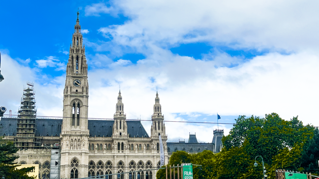 Wien i Østrig, hovedstaden i Østrig, seværdigheder i Wien, oplevelser i Wien, kultur og historie i Wien, must-see i Wien, turistattraktioner i Østrig, arkitektur i Wien, kejserlige paladser i Wien, klassisk musik i Wien, Wiens historiske centrum, gastronomi i Wien, kunst og museer i Wien, UNESCO-verdensarv i Wien, shopping i Wien, berømte caféer i Wien, Donau-floden i Wien, natteliv i Wien, traditionelle markeder i Wien, Wiens bedste udsigtspunkter.