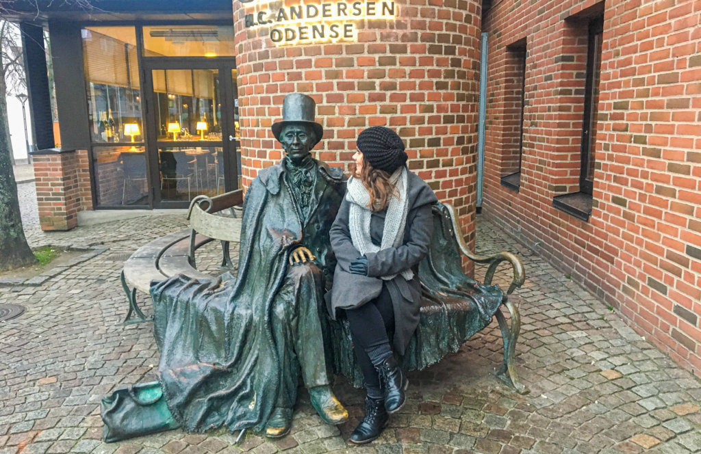 H.C. Andersen En Digters Bazar, H.C. Andersen rejser, danske forfattere, litterære rejsebeskrivelser, klassiske rejsefortællinger, dansk litteratur, eventyrdigteren H.C. Andersen, rejseoplevelser i 1800-tallet, orientalske rejseindtryk, kulturhistoriske rejser, berømte danske bøger, romantiske rejseskildringer, H.C. Andersen i Tyrkiet, rejsebeskrivelser fra Mellemøsten og Europa.  Flodkrydstogter på Donau, Donau-floden, krydstogt i Centraleuropa, oplevelser på Donau, seværdigheder langs Donau, historiske byer ved Donau, luksus flodkrydstogt, naturskønne sejlture i Europa, sightseeing fra vandet, rejseoplevelser på Donau, Budapest fra floden, Wien fra Donau, kulturrejser på Donau, romantiske sejlture, populære flodkrydstogter i Europa 