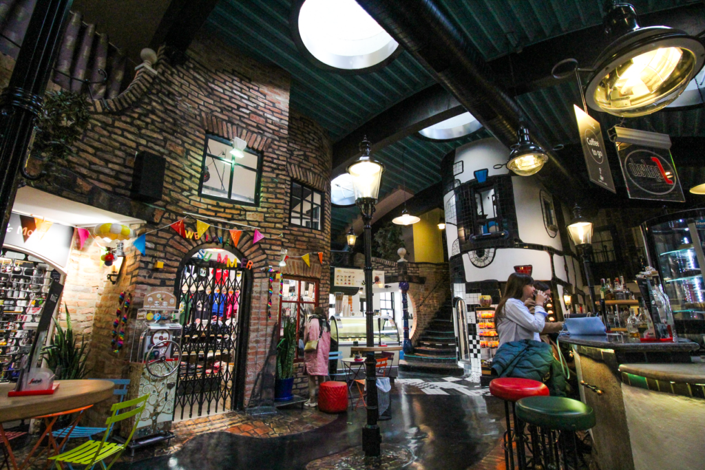 Hundertwasser-huset, Hundertwasserhaus Wien, seværdigheder i Wien, oplevelser i Østrig, unik arkitektur i Wien, kunstneriske bygninger i Østrig, must-see i Wien, turistattraktioner i Wien, Friedensreich Hundertwasser, farverige bygninger i Wien, moderne arkitektur i Østrig, bæredygtig arkitektur, økologisk byggeri, kulturarv i Wien, kreative seværdigheder i Østrig, Wiens alternative attraktioner, kunst og arkitektur i Wien, sightseeing i Østrig, ikoniske bygninger i Wien.