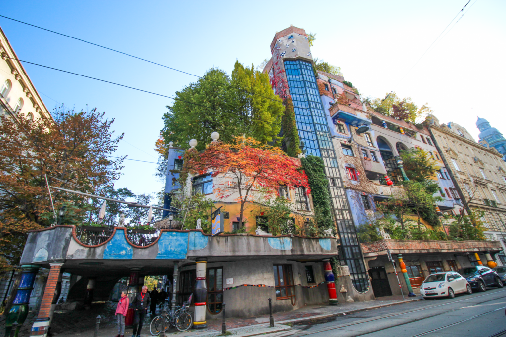Hundertwasser-huset, Hundertwasserhaus Wien, seværdigheder i Wien, oplevelser i Østrig, unik arkitektur i Wien, kunstneriske bygninger i Østrig, must-see i Wien, turistattraktioner i Wien, Friedensreich Hundertwasser, farverige bygninger i Wien, moderne arkitektur i Østrig, bæredygtig arkitektur, økologisk byggeri, kulturarv i Wien, kreative seværdigheder i Østrig, Wiens alternative attraktioner, kunst og arkitektur i Wien, sightseeing i Østrig, ikoniske bygninger i Wien.