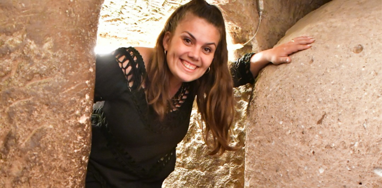 De underjordiske byer i Kappadokien, historiske underjordiske byer i Tyrkiet, Derinkuyu og Kaymakli, oldtidsbyer i Kappadokien, skjulte byer under jorden, seværdigheder i Kappadokien, oplevelser i det centrale Tyrkiet, kristen historie i Kappadokien, beskyttelsesrum i bjergene, unikke arkæologiske steder, underjordiske tunneller og rum, liv under jorden i oldtiden, hulebyer i Tyrkiet, must-see i Kappadokien, mystiske byer i Anatolien, historie og arkitektur under jorden, rejseoplevelser i Tyrkiet, kapper og klippeformationer med skjulte byer