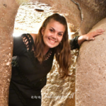 De underjordiske byer i Kappadokien, historiske underjordiske byer i Tyrkiet, Derinkuyu og Kaymakli, oldtidsbyer i Kappadokien, skjulte byer under jorden, seværdigheder i Kappadokien, oplevelser i det centrale Tyrkiet, kristen historie i Kappadokien, beskyttelsesrum i bjergene, unikke arkæologiske steder, underjordiske tunneller og rum, liv under jorden i oldtiden, hulebyer i Tyrkiet, must-see i Kappadokien, mystiske byer i Anatolien, historie og arkitektur under jorden, rejseoplevelser i Tyrkiet, kapper og klippeformationer med skjulte byer