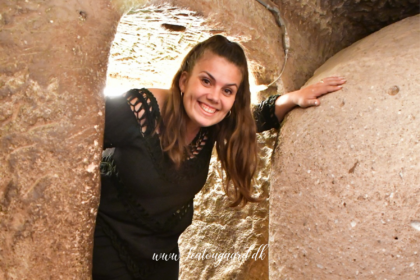 De underjordiske byer i Kappadokien, historiske underjordiske byer i Tyrkiet, Derinkuyu og Kaymakli, oldtidsbyer i Kappadokien, skjulte byer under jorden, seværdigheder i Kappadokien, oplevelser i det centrale Tyrkiet, kristen historie i Kappadokien, beskyttelsesrum i bjergene, unikke arkæologiske steder, underjordiske tunneller og rum, liv under jorden i oldtiden, hulebyer i Tyrkiet, must-see i Kappadokien, mystiske byer i Anatolien, historie og arkitektur under jorden, rejseoplevelser i Tyrkiet, kapper og klippeformationer med skjulte byer