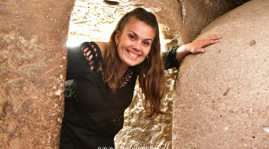 De underjordiske byer i Kappadokien, historiske underjordiske byer i Tyrkiet, Derinkuyu og Kaymakli, oldtidsbyer i Kappadokien, skjulte byer under jorden, seværdigheder i Kappadokien, oplevelser i det centrale Tyrkiet, kristen historie i Kappadokien, beskyttelsesrum i bjergene, unikke arkæologiske steder, underjordiske tunneller og rum, liv under jorden i oldtiden, hulebyer i Tyrkiet, must-see i Kappadokien, mystiske byer i Anatolien, historie og arkitektur under jorden, rejseoplevelser i Tyrkiet, kapper og klippeformationer med skjulte byer