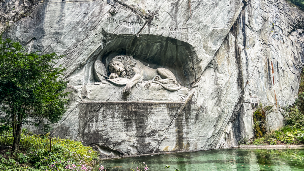 Löwendenkmal i Luzern, Løven fra Luzern, Lion Monument, seværdigheder i Luzern, historiske monumenter i Schweiz, mindesmærke for de schweiziske gardere, heltemod og tragedie i sten, berømt skulptur i Luzern, Must-see i Schweiz, oplevelser i Luzern, Thorvaldsens løveskulptur, følelsesladet kunstværk, Luzerns kulturarv, monument hugget i klippe, Luzerns mest fotograferede seværdighed, symbol på mod og loyalitet, rejseoplevelser i Luzern, historisk minde fra Den Franske Revolution.