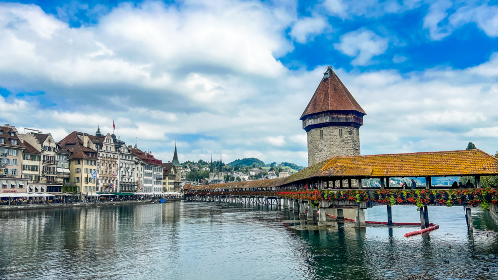 Luzern i Schweiz, seværdigheder i Luzern, oplevelser i Luzern, Kapelbroen og vandtårnet, historiske bydele i Schweiz, Alperne og Luzernsøen, rejseoplevelser i Luzern, must-see i Schweiz, kultur og historie i Luzern, charmerende by ved sø og bjerge, bjergbaner og panoramaudsigter, Pilatus og Rigi bjergture, schweizisk arkitektur og tradition, shopping og gastronomi i Luzern, museer og musikfestivaler i Luzern, romantiske oplevelser i Schweiz, naturoplevelser i Centraleuropa.