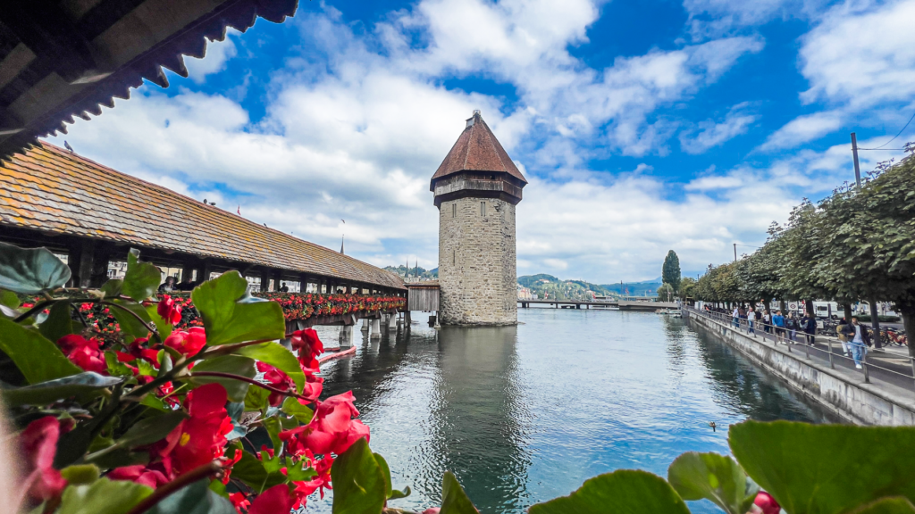 Luzern i Schweiz, seværdigheder i Luzern, oplevelser i Luzern, Kapelbroen og vandtårnet, historiske bydele i Schweiz, Alperne og Luzernsøen, rejseoplevelser i Luzern, must-see i Schweiz, kultur og historie i Luzern, charmerende by ved sø og bjerge, bjergbaner og panoramaudsigter, Pilatus og Rigi bjergture, schweizisk arkitektur og tradition, shopping og gastronomi i Luzern, museer og musikfestivaler i Luzern, romantiske oplevelser i Schweiz, naturoplevelser i Centraleuropa.