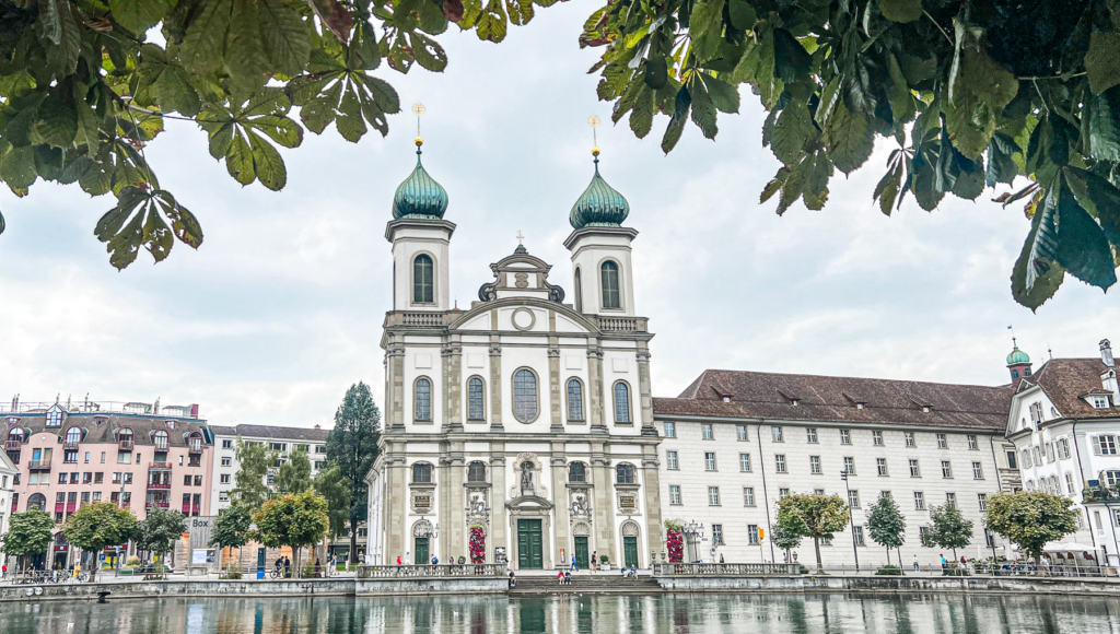 Jesuitkirken i Luzern, Luzern Schweiz seværdighed, barokkirke ved Reuss-floden, religiøse monumenter i Schweiz, historiske kirker i Luzern, katolsk kulturarv i Schweiz, must-see i Luzern, arkitektoniske perler i Centraleuropa, oplevelser i Luzern, barokarkitektur i Schweiz, Jesuiternes kirke i Luzern, smuk kirke fra 1600-tallet, Luzerns gamle bydel og kirker, rejsetips til Luzern, spirituelle og kulturelle seværdigheder i Schweiz.