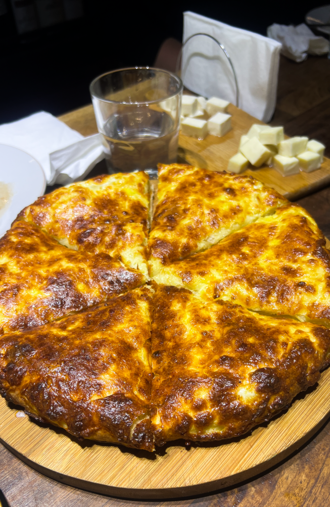 Georgisk opskrift, opskrifter på Georgisk mad, Khachapuri, Megrelian Khachapuri, georgisk ostebrød, ostebrød i georgien, georgisk delikatesse, georgiske madguide, madguide fra georgien, georgisk mad du skal smage, Khachapuri brød, georgisk mad, mad fra georgien, georgisk brød med ost, georgisk ostebrød opskrift, ostebrød i georgien opskrift, madguide fra Georgien, georgisk mad du skal smage