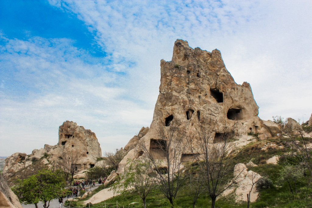 Nonneklosteret i Göreme Open Air Museum, hulekloster i Cappadocia, klippeskåret nonnekloster, kristen klosterliv i Kappadokien, religiøs historie i det centrale Tyrkiet, seværdigheder i Göreme, oplevelser i Göreme Open Air Museum, byzantinsk kulturarv i Anatolien, klostre hugget i vulkansk sten, middelalderligt kristent liv i huler, hulekirker og klosterceller, anatolsk klosterarkitektur, historiske klippeformationer, must-see i Cappadocia, religiøse oplevelser i Tyrkiet, kristen tro og tradition i klippelandskabet.