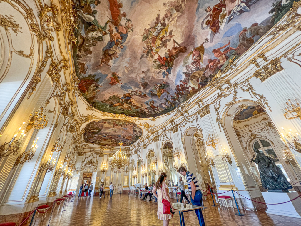 Schönbrunn Slottet, Schönbrunn Palace, seværdigheder i Wien, oplevelser i Østrig, historiske slotte i Østrig, UNESCO-verdensarv i Wien, Habsburgernes sommerresidens, kejserlige paladser i Wien, barok arkitektur i Østrig, must-see i Wien, turistattraktioner i Wien, guidede ture på Schönbrunn, Wiens berømte slotte, kulturarv i Østrig, kejserinde Maria Theresia, Mozart i Schönbrunn, de kejserlige haver, slotsturisme i Østrig, historie og kunst i Wien.