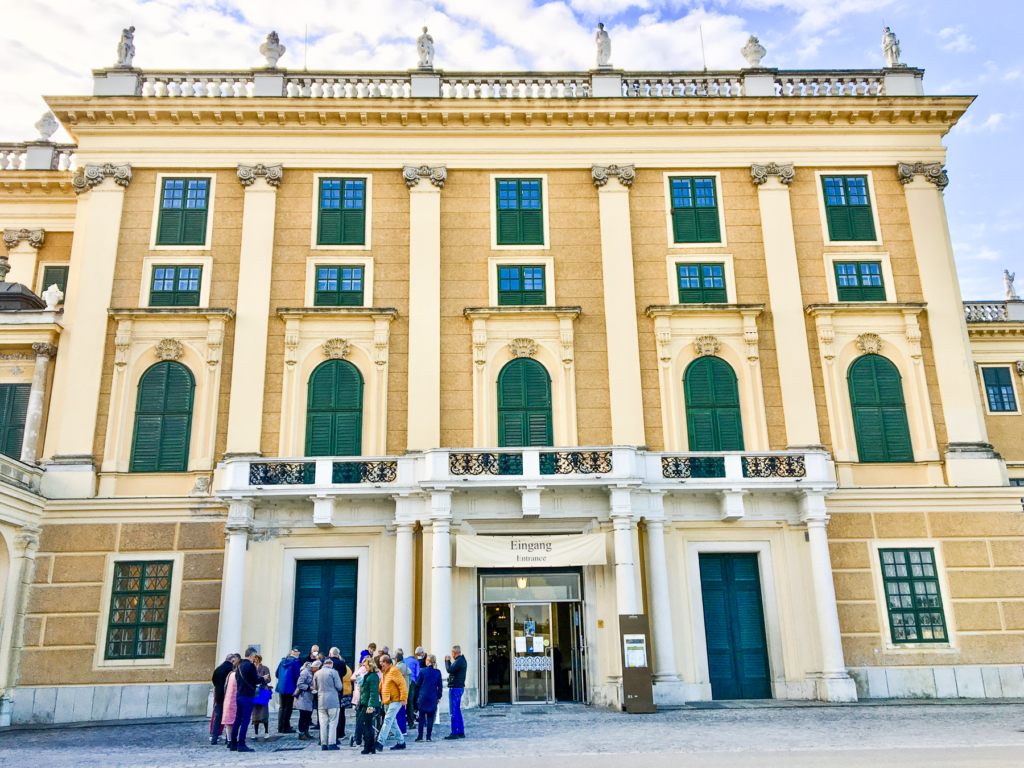 Schönbrunn Slottet, Schönbrunn Palace, seværdigheder i Wien, oplevelser i Østrig, historiske slotte i Østrig, UNESCO-verdensarv i Wien, Habsburgernes sommerresidens, kejserlige paladser i Wien, barok arkitektur i Østrig, must-see i Wien, turistattraktioner i Wien, guidede ture på Schönbrunn, Wiens berømte slotte, kulturarv i Østrig, kejserinde Maria Theresia, Mozart i Schönbrunn, de kejserlige haver, slotsturisme i Østrig, historie og kunst i Wien.