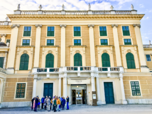 Schönbrunn Slottet, Schönbrunn Palace, seværdigheder i Wien, oplevelser i Østrig, historiske slotte i Østrig, UNESCO-verdensarv i Wien, Habsburgernes sommerresidens, kejserlige paladser i Wien, barok arkitektur i Østrig, must-see i Wien, turistattraktioner i Wien, guidede ture på Schönbrunn, Wiens berømte slotte, kulturarv i Østrig, kejserinde Maria Theresia, Mozart i Schönbrunn, de kejserlige haver, slotsturisme i Østrig, historie og kunst i Wien, Klassisk koncert i wien, dresscode til klassisk koncert, koncert i Wien, Klassisk koncert i østrig, seværdigheder i Østrig, Østrig seværdigheder, Wien seværdigheder, Oplevelser i Wien