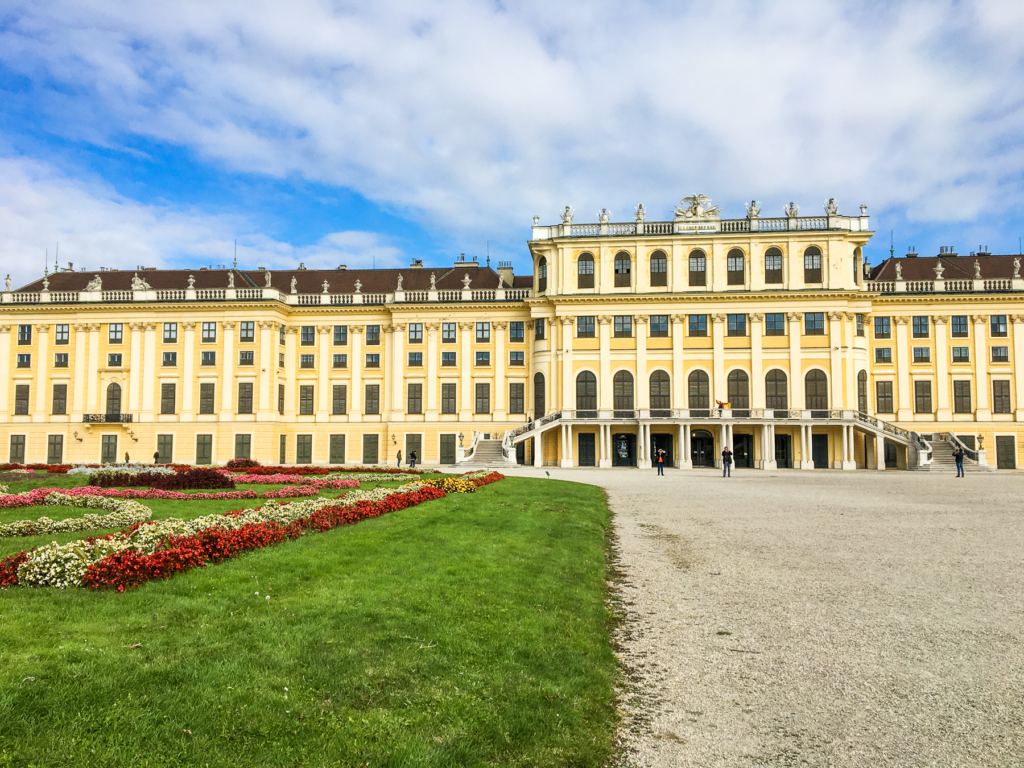 Schönbrunn Slottet, Schönbrunn Palace, seværdigheder i Wien, oplevelser i Østrig, historiske slotte i Østrig, UNESCO-verdensarv i Wien, Habsburgernes sommerresidens, kejserlige paladser i Wien, barok arkitektur i Østrig, must-see i Wien, turistattraktioner i Wien, guidede ture på Schönbrunn, Wiens berømte slotte, kulturarv i Østrig, kejserinde Maria Theresia, Mozart i Schönbrunn, de kejserlige haver, slotsturisme i Østrig, historie og kunst i Wien.