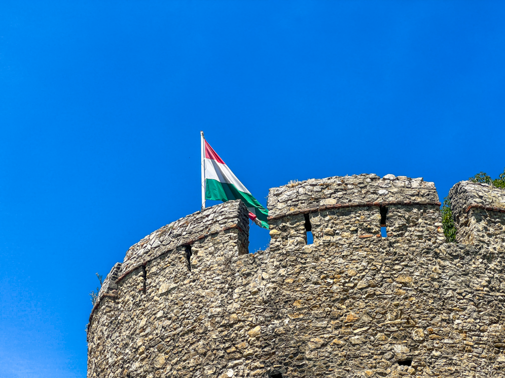 Sjove fakta om Budapest, fun facts om Budapest, overraskende ting om Ungarns hovedstad, kuriositeter om Budapest, historiske overraskelser i Budapest, Budapest og termiske kilder, Budapest har mere end 100 varme kilder, kælenavnet “Østens Paris”, kædebroen og dens løver uden tunger-myten, Buda og Pest var to byer før 1873, Budapest har verdens ældste metrolinje på det europæiske fastland, ruinbarer i gamle bygninger, termiske bade under jorden, kæmpe parlament med 691 rum, Budapest er billig men luksuriøs, unikke oplevelser i en historisk og livlig storby.