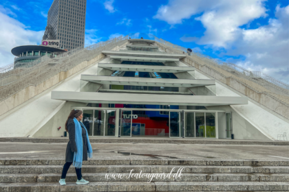 Tirana, hovedstaden i Albanien, seværdigheder i Tirana, oplevelser i Albanien, moderne og historisk byliv i Tirana, farverige bygader, Skanderbeg-pladsen, museer og kunst i Tirana, kultur og historie i hjertet af Albanien, lokale markeder og madoplevelser, must-see i Tirana, rejseoplevelser i Balkan, unikke byrum og arkitektur, Sjove fakta om Albanien, overraskende ting om Albanien, albanske bunkere overalt i landskabet, albansk raki og kaffe hele dagen, landet uden McDonald’s, albansk ørn-hilsen og nationalstolthed, venstrehåndshilsner og nik for nej, verdens første ateistiske stat under Hoxha,