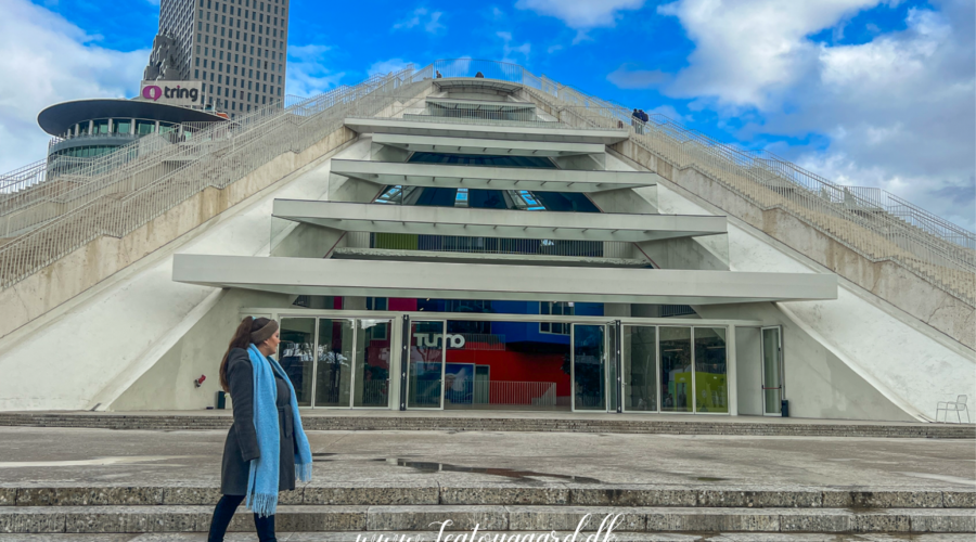 Tirana, hovedstaden i Albanien, seværdigheder i Tirana, oplevelser i Albanien, moderne og historisk byliv i Tirana, farverige bygader, Skanderbeg-pladsen, museer og kunst i Tirana, kultur og historie i hjertet af Albanien, lokale markeder og madoplevelser, must-see i Tirana, rejseoplevelser i Balkan, unikke byrum og arkitektur, Sjove fakta om Albanien, overraskende ting om Albanien, albanske bunkere overalt i landskabet, albansk raki og kaffe hele dagen, landet uden McDonald’s, albansk ørn-hilsen og nationalstolthed, venstrehåndshilsner og nik for nej, verdens første ateistiske stat under Hoxha,