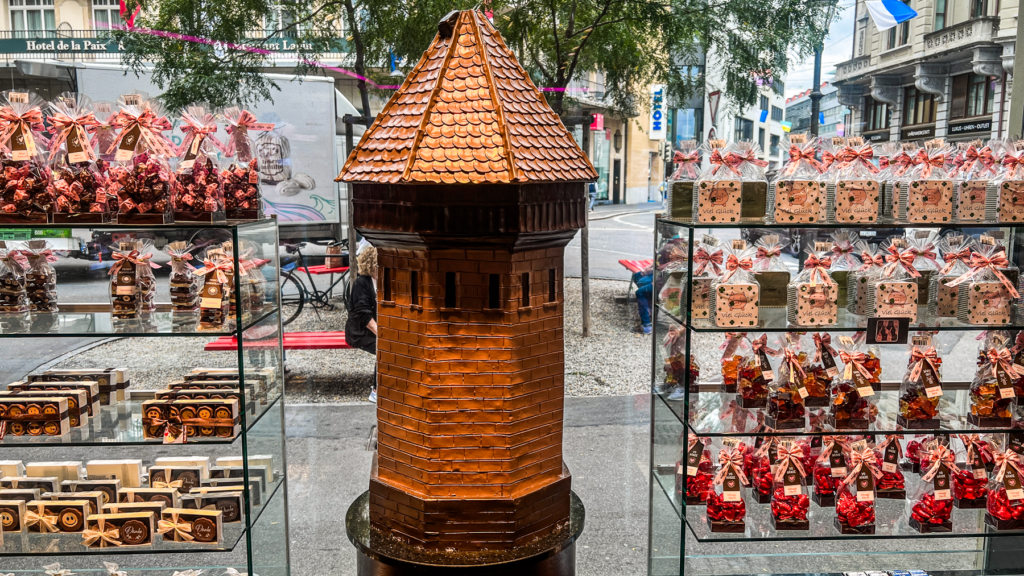 Schweizisk chokolade, Swiss chokolade, berømt chokolade fra Schweiz, luksuschokolade i Europa, chokoladetraditioner i Schweiz, oplevelser for chokoladeelskere, must-try i Schweiz, Lindt og Toblerone, håndlavet chokolade, kakaokunst i Alperne, chokoladefabrikker i Schweiz, rejseoplevelser med smag, søde seværdigheder i Schweiz, schweizisk kvalitet og håndværk, chokoladens historie i Schweiz, smagfulde souvenirs fra Schweiz, verdensberømt mælkechokolade, chokolade og bjerglandskaber.