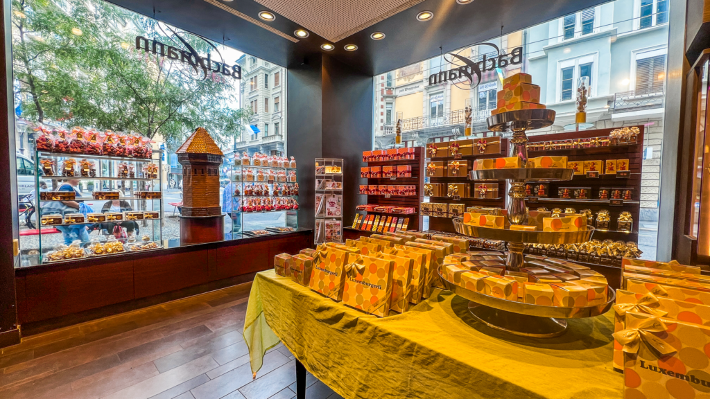 Schweizisk chokolade, Swiss chokolade, berømt chokolade fra Schweiz, luksuschokolade i Europa, chokoladetraditioner i Schweiz, oplevelser for chokoladeelskere, must-try i Schweiz, Lindt og Toblerone, håndlavet chokolade, kakaokunst i Alperne, chokoladefabrikker i Schweiz, rejseoplevelser med smag, søde seværdigheder i Schweiz, schweizisk kvalitet og håndværk, chokoladens historie i Schweiz, smagfulde souvenirs fra Schweiz, verdensberømt mælkechokolade, chokolade og bjerglandskaber.