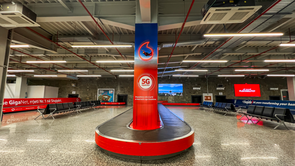 Tirana Lufthavn, Tirana International Airport, Nënë Tereza Lufthavn, Albaniens største lufthavn, hovedindgang til Albanien, rejseinformation om Tirana Lufthavn, flyrejser til Tirana, ankomst og afgang fra Tirana Lufthavn, transport til og fra Tirana centrum, shuttlebus fra lufthavnen, moderne faciliteter i Tirana Lufthavn, pas- og sikkerhedskontrol i Albanien, shopping og spisesteder i lufthavnen, billeje i Tirana Lufthavn, international trafik i Albanien, praktisk information for rejsende, lufthavn nær Tirana, terminalguide i Tirana Lufthavn.