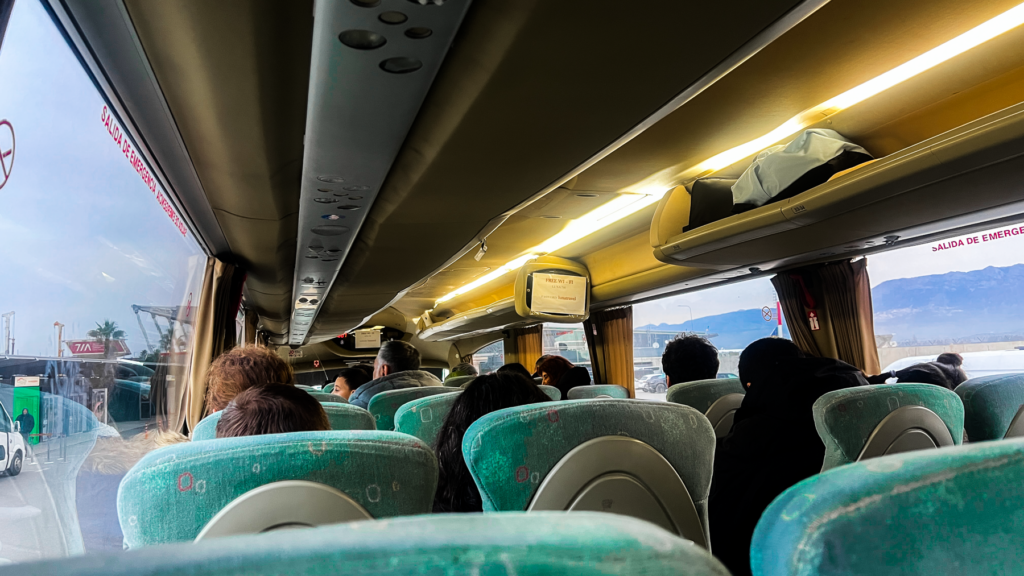 Guide til shuttlebus fra Tirana Lufthavn til Tirana centrum, transport fra Tirana International Airport, hvordan kommer man fra lufthavnen til byen, Rinas Express shuttlebus, offentlig transport i Tirana, praktisk rejsetips til Albanien, pris for shuttlebus Tirana, rejsetid mellem lufthavn og centrum, hvor finder man bussen i lufthavnen, komfortabel og billig transport i Tirana, shuttlebus tidsplan, bus til Skanderbeg-pladsen, hurtig transport til Tirana centrum, lufthavnstransfer i Albanien, ankomstinformation til Tirana, nem rejse fra lufthavn til hotel.