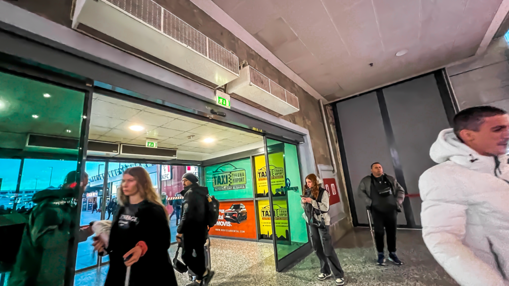 Tirana Lufthavn, Tirana International Airport, Nënë Tereza Lufthavn, Albaniens største lufthavn, hovedindgang til Albanien, rejseinformation om Tirana Lufthavn, flyrejser til Tirana, ankomst og afgang fra Tirana Lufthavn, transport til og fra Tirana centrum, shuttlebus fra lufthavnen, moderne faciliteter i Tirana Lufthavn, pas- og sikkerhedskontrol i Albanien, shopping og spisesteder i lufthavnen, billeje i Tirana Lufthavn, international trafik i Albanien, praktisk information for rejsende, lufthavn nær Tirana, terminalguide i Tirana Lufthavn.