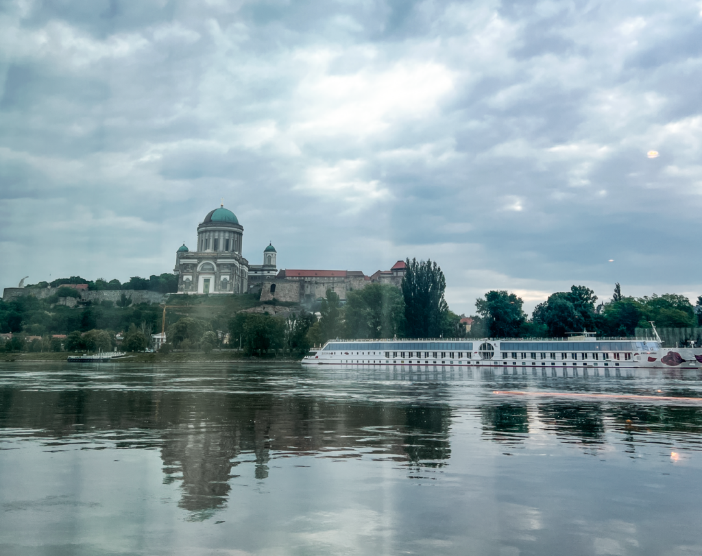 Esztergom Kirke, Esztergom Basilika, største kirke i Ungarn, seværdigheder i Esztergom, religiøse monumenter i Ungarn, ungarsk katolsk centrum, historiske kirker i Centraleuropa, oplevelser i Esztergom, Donau og Esztergom udsigt, klassicistisk arkitektur i Ungarn, nationalhelligdom i Ungarn, Pázmány Péter og kirkens historie, must-see i Nordungarn, kulturelle og spirituelle steder i Ungarn, kirker ved Donau, rejseoplevelser i Esztergom, Ungarns religiøse hovedstad.
