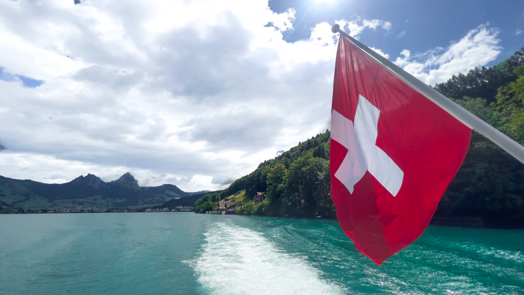 Vierwaldstättersøen, Luzernsøen, naturskøn sø i Schweiz, seværdigheder i Schweiz, oplevelser ved sø og bjerge, sørejser i Schweiz, bådture på Vierwaldstättersøen, bjerglandskaber og spejlblankt vand, Alperne og søidyl, panoramaudsigt fra Pilatus og Rigi, charmerende byer som Luzern og Weggis, historie og natur samlet i én destination, Wilhelm Tell-legenden og Schweiz’ oprindelse, must-see i Centraleuropa, rejseoplevelser i det centrale Schweiz, idyllisk sø med historisk betydning.