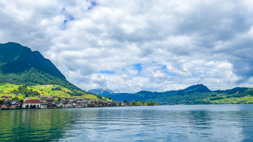Vierwaldstättersøen, Luzernsøen, naturskøn sø i Schweiz, seværdigheder i Schweiz, oplevelser ved sø og bjerge, sørejser i Schweiz, bådture på Vierwaldstättersøen, bjerglandskaber og spejlblankt vand, Alperne og søidyl, panoramaudsigt fra Pilatus og Rigi, charmerende byer som Luzern og Weggis, historie og natur samlet i én destination, Wilhelm Tell-legenden og Schweiz’ oprindelse, must-see i Centraleuropa, rejseoplevelser i det centrale Schweiz, idyllisk sø med historisk betydning.