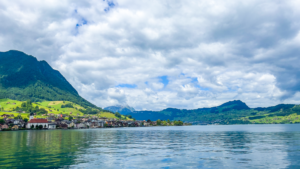 Vierwaldstättersøen, Luzernsøen, naturskøn sø i Schweiz, seværdigheder i Schweiz, oplevelser ved sø og bjerge, sørejser i Schweiz, bådture på Vierwaldstättersøen, bjerglandskaber og spejlblankt vand, Alperne og søidyl, panoramaudsigt fra Pilatus og Rigi, charmerende byer som Luzern og Weggis, historie og natur samlet i én destination, Wilhelm Tell-legenden og Schweiz’ oprindelse, must-see i Centraleuropa, rejseoplevelser i det centrale Schweiz, idyllisk sø med historisk betydning.