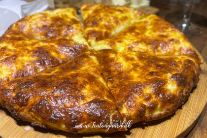 Georgisk opskrift, opskrifter på Georgisk mad, Khachapuri, Megrelian Khachapuri, georgisk ostebrød, ostebrød i georgien, georgisk delikatesse, georgiske madguide, madguide fra georgien, georgisk mad du skal smage, Khachapuri brød, georgisk mad, mad fra georgien, georgisk brød med ost, georgisk ostebrød opskrift, ostebrød i georgien opskrift, madguide fra Georgien, georgisk mad du skal smage