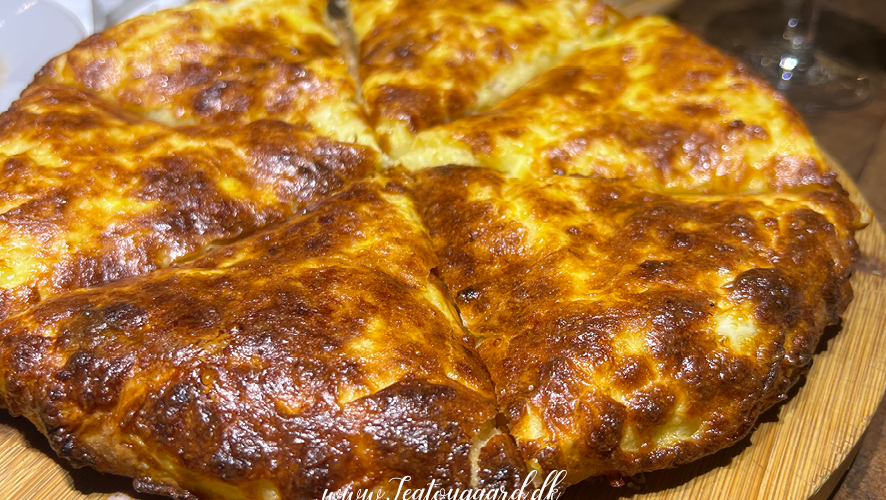 Georgisk opskrift, opskrifter på Georgisk mad, Khachapuri, Megrelian Khachapuri, georgisk ostebrød, ostebrød i georgien, georgisk delikatesse, georgiske madguide, madguide fra georgien, georgisk mad du skal smage, Khachapuri brød, georgisk mad, mad fra georgien, georgisk brød med ost, georgisk ostebrød opskrift, ostebrød i georgien opskrift, madguide fra Georgien, georgisk mad du skal smage