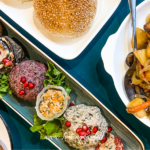 Georgisk Supra, traditionel georgisk festmiddag, georgisk gæstfrihed, tamada toastmaster, georgisk madkultur, georgiske retter, festmåltid i Georgien, oplevelser i Georgien, georgisk vintradition, supra traditioner, festmad i Kaukasus, sociale sammenkomster i Georgien, historiske georgiske traditioner, must-try madoplevelser i Georgien, kulturarv i Georgien, georgisk skåltradition, store georgiske middage, gastronomiske oplevelser i Georgien.