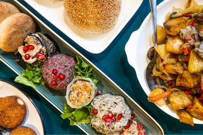 Georgisk Supra, traditionel georgisk festmiddag, georgisk gæstfrihed, tamada toastmaster, georgisk madkultur, georgiske retter, festmåltid i Georgien, oplevelser i Georgien, georgisk vintradition, supra traditioner, festmad i Kaukasus, sociale sammenkomster i Georgien, historiske georgiske traditioner, must-try madoplevelser i Georgien, kulturarv i Georgien, georgisk skåltradition, store georgiske middage, gastronomiske oplevelser i Georgien.